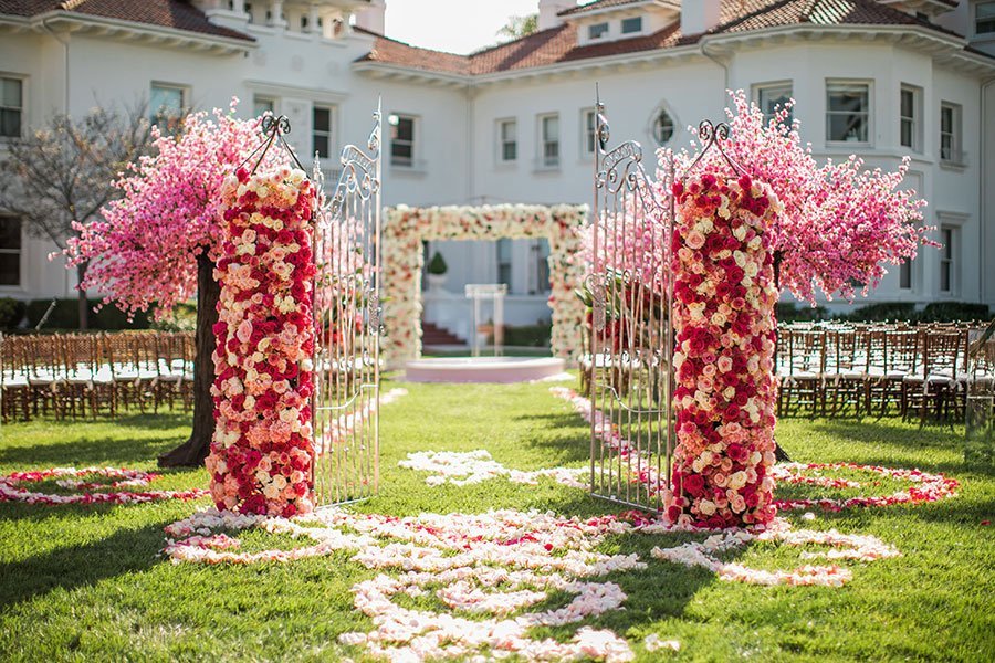 decor entree ceremonie mariage exterieur decor fleuri fleurs de cerisier